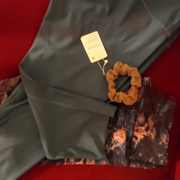 Lululemon Bundle! 2crop leggings sz8, 1reversible NWT Purple Uplifting Scrunchie - Picture 6 of 11
